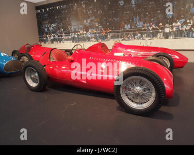 Der Maserati GP 4CL 1939 ist ein klassischer Grand-Prix-Wagen mit einem Vierzylindermotor mit 1492 cm3 Hubraum. Er liefert 220 PS und kann Geschwindigkeiten von bis zu 230 km/h erreichen Dieser Wagen wurde in den 1930er Jahren im Wettkampf eingesetzt Stockfoto