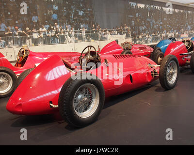 Dieses Foto zeigt den Maserati GP 4CL 1939, ein Rennwagen mit einem Vierzylindermotor von 1492 cm3, der 220 PS produziert und Geschwindigkeiten von bis zu 230 km/h erreicht Das Bild fängt das Wesen der Motorsporttechnik und -Leistung vor dem Zweiten Weltkrieg ein. Stockfoto