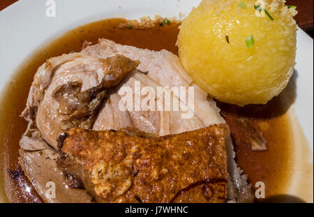 Bayerischer Schweinebraten mit Knistern und Knödel Stockfoto