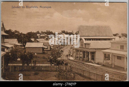 Bluefields in Nicaragua war Anfang des 20. Jahrhunderts eine wichtige Hafenstadt. Dieses Bild fängt die Küstenlandschaft und das lebendige Gemeinschaftsleben um 1910 ein. Stockfoto