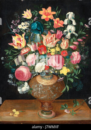 Dieses Gemälde von Andries Daniels und Frans Francken II. Zeigt ein Stillleben der Blumen in einer Vase. Das Werk ist ein klassisches Beispiel flämischer Stilllebenskunst aus dem 17. Jahrhundert und zeigt die detaillierte Darstellung der Natur. Stockfoto