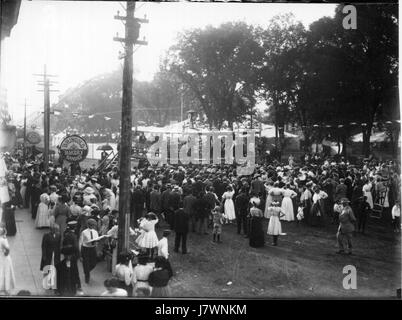 Menschenmenge versammelte sich um Fahrgeschäft in Oxford Street Fair ca. 1912 (3195547498) Stockfoto