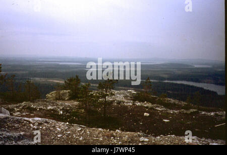 Rukatunturi in Finnland ist bekannt für seinen Ski- und Naturtourismus. Das Bild von 1972 zeigt die schneebedeckte Landschaft des Berges und zeigt die natürliche Schönheit und die Wintersportaktivitäten in der Region. Stockfoto