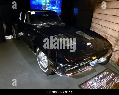 Dies bezieht sich auf die Vorderansicht eines 1963 Chevrolet Corvette Stingray C2, eines klassischen amerikanischen Sportwagens, der für sein unverwechselbares Design und seine Leistungsmerkmale aus den 1960er Jahren bekannt ist Stockfoto