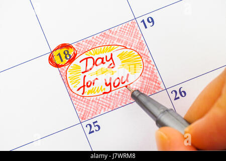 Frau Finger mit rotem Stift schreiben Erinnerung Tag für Sie im Kalender. Stockfoto