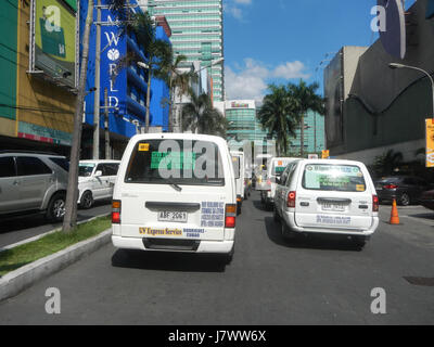 Das Araneta Center in Cubao, Quezon City, ist ein bekanntes städtisches Wahrzeichen, das für seine kommerzielle und kulturelle Bedeutung in Metro Manila auf den Philippinen bekannt ist. Stockfoto
