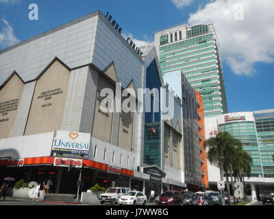 Das Araneta Center in Socorro, Cubao, Quezon City, ist ein beliebtes Geschäfts- und Unterhaltungszentrum. Die Gegend umfasst Einkaufszentren, Restaurants und Büroflächen, die als zentrales Geschäftsviertel in Quezon City dienen. Stockfoto