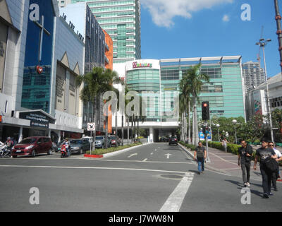 Das Araneta Center in Quezon City ist ein wichtiger Geschäfts- und Wohnkomplex im Viertel Cubao. Es ist ein bekanntes Wahrzeichen und ein Drehkreuz für Shopping, Restaurants und Unterhaltung. Stockfoto