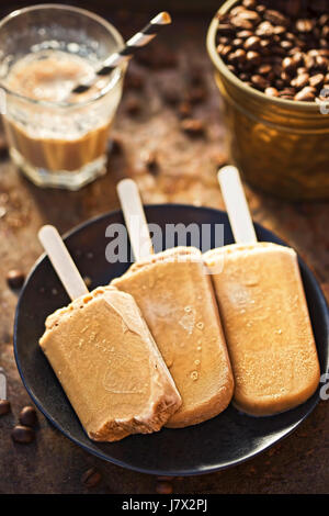 Iced Latte Kaffee Eis Eis am Stiel Stockfoto