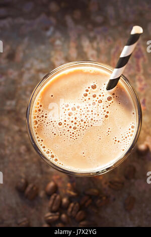 Eiskaffee mit schwarz-weiß gestreiften Stroh Stockfoto