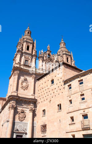 Clerecia Kirche und Casa de Las Conchas. Salamanca, Spanien. Stockfoto