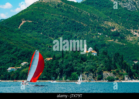 Segelregatta in Montenegro. Regatta auf Yachten in der Bucht von Boka Stockfoto