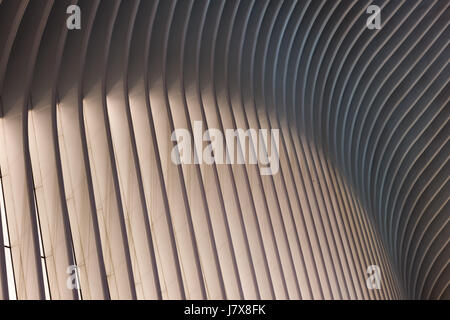 Die Oculus World Trade Center Verkehrsknotenpunkt äußeren Bögen abstrakte Sicht, Manhattan, New York, USA Stockfoto