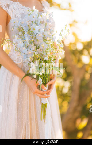 Hochzeit Brautstrauß Blauer Rittersporn in den Händen von der br Stockfoto