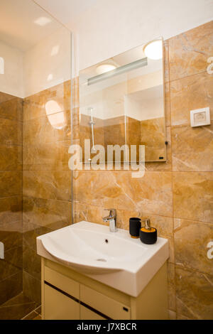 Waschbecken im Badezimmer. Sanitär im Bad. Die interio Stockfoto