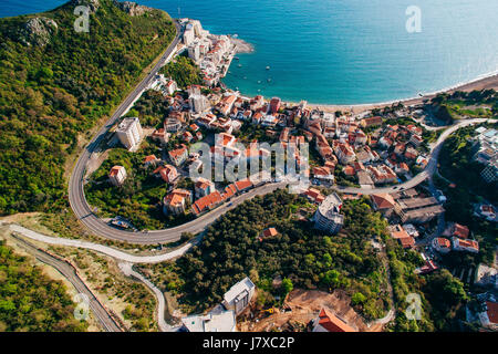 Siedlung Rafailovici, Budva Riviera, Montenegro. Die Küste von Stockfoto