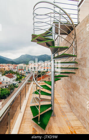 Eine Wendeltreppe in der Villa in Montenegro Stockfoto