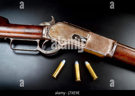 Antike 1876 Cowboy-Hebel-Aktion-Gewehr mit 45-60 Messing Kugeln. Stockfoto