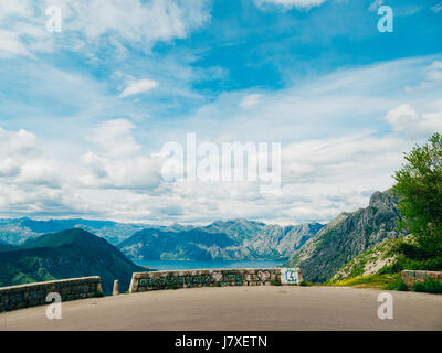 Drehen Sie die Straße auf Mount Lovcen Stockfoto