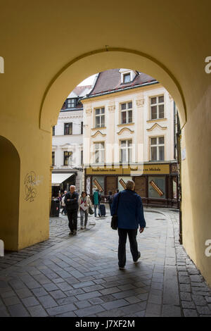 Menschen gehen auf den Straßen in der Innenstadt von Bratislava Stockfoto