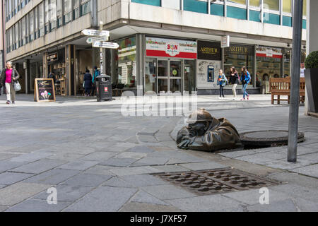 Mann bei der Arbeit - Čumil-Statue in Bratislava Stockfoto