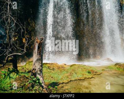 Wasserfall im Nationalpark Plitvicer Seen, Kroatien. Wasserfall Stockfoto