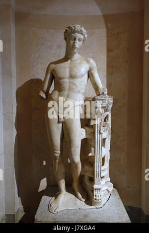Eine römische Marmorstatue von Apollo auf einem Stativ, die im 1. Bis frühen 2. Jahrhundert n. Chr. nach einem griechischen Original geschaffen wurde und im Wadsworth Atheneum in Hartford, Connecticut untergebracht ist. Stockfoto