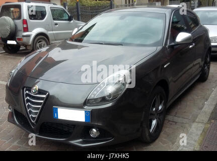 Der Alfa Romeo Giulietta 2010 ist ein kompaktes Fließheck, das italienisches Design mit sportlicher Leistung verbindet. Er wurde von 2010 bis 2020 hergestellt und bietet verschiedene Motoroptionen und fortschrittliche Sicherheitsfunktionen. Stockfoto