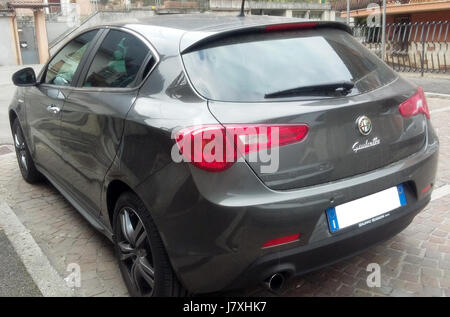 Der Alfa Romeo Giulietta 2010 ist ein kompaktes Fahrzeug, das für sein elegantes Design mit einem schlanken Heckprofil bekannt ist. Es kombiniert moderne Technik mit Alfa Romeos ikonischer italienischer Ästhetik und bietet ein ansprechendes Fahrerlebnis. Stockfoto