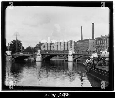 Dieses Foto von Jacob Olie mit dem Titel „Amstel 1 tm 25“ zeigt einen historischen Blick auf die Amstel in Amsterdam. Mit maximaler Auflösung aufgenommen, bietet es eine detaillierte Perspektive auf den Fluss und seine Umgebung. Stockfoto