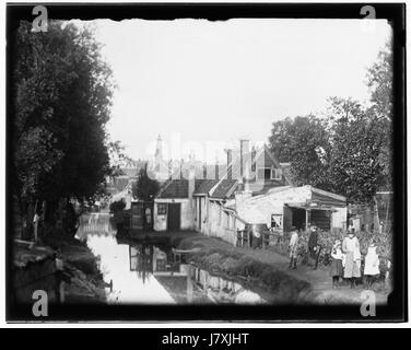 Dieses hochauflösende Foto des Bilderdijkparks, aufgenommen von Jacob Olie, fängt die ruhige Umgebung und historische Bedeutung des parkâ ein. Olieâ Arbeiten betonen die Schönheit der Stadtparks aus dem 19. Jahrhundert in Amsterdam. Stockfoto