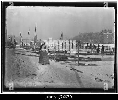 Eine hochauflösende Fotografie (Foto 10) des Flusses Amstel in Amsterdam, aufgenommen vom niederländischen Fotografen Jacob Olie (1834â €“1905), die die landschaftliche Schönheit und die urbane Umgebung des Flusses im 19. Jahrhundert feststellt. Stockfoto