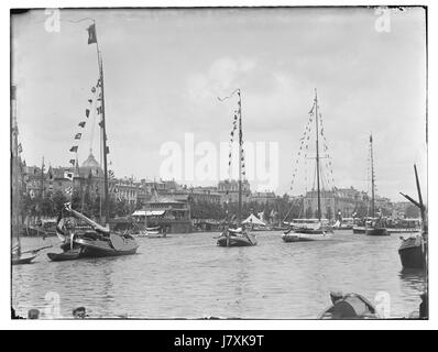 Das Foto von Jacob Olie vom Fluss Amstel in hoher Auflösung fängt die ruhige Schönheit und architektonische Elemente der Gegend ein. Es zeigt niederländische Landschaften aus dem 19. Jahrhundert. Stockfoto