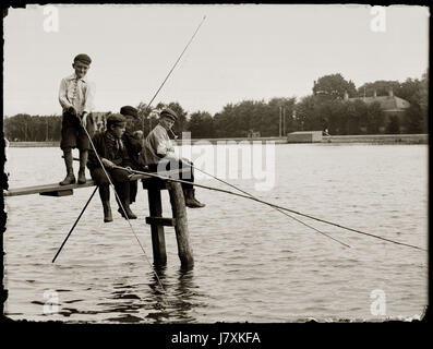 Dies ist ein Foto von Jacob Olie vom Fluss Amstel, das einen historischen oder malerischen Moment in den Niederlanden festnimmt. Das Bild bietet wahrscheinlich einen detaillierten Blick auf den Fluss und seine Umgebung und zeigt die Landschaft der areaâ. Stockfoto