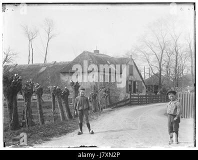 Dieses hochauflösende Bild, fotografiert von Jacob Olie, zeigt die Stadt Abcoude in den Niederlanden. Das Foto zeigt die historischen Gebäude und die ruhige Landschaft der Stadt und spiegelt den Charme der niederländischen Landschaft wider. Stockfoto