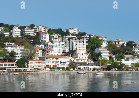 Blick auf Burgazada Insel aus dem Meer mit Sommerhäuser und eine kleine Moschee. die Insel ist die drittgrößte eines der vier Inseln benannt Princes Insel Stockfoto