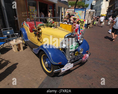 Der 1935 Hillman Sports Tourer AL 13 52 P ist ein klassisches britisches Sportwagenmodell, das für sein elegantes Design und seine starke Leistung bekannt ist. In den frühen 1930er Jahren war es Teil der Automobilpalette von Hillmanâ und bot für seine Zeit fortschrittliche Ingenieurskunst. Stockfoto