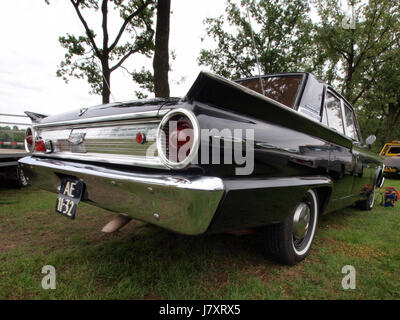 1962 Ford Fairlane, niederländischer Lizenz Registrierung AE 11 32 p8 Stockfoto