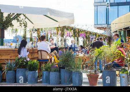 Menschen, die draußen sitzen in einer Bar von der Themse, Tower Hill, London, UK Stockfoto