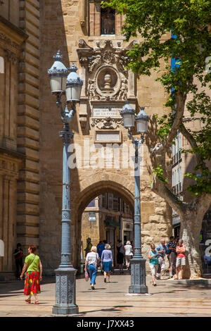 Shopper und touristischen entlang zu Fuß in Place de l ' Hotel de Ville, Aix France Stockfoto