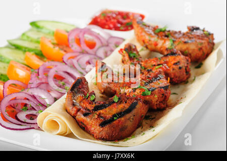 Gegrilltes Lamm Zungen mit frischem Gemüse Salat Stockfoto