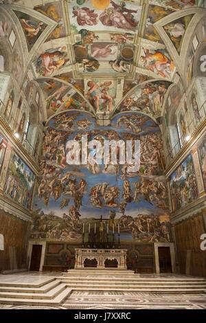 Das jüngste Gericht Fresko von Michelangelo in der Sixtinischen Kapelle im Inneren des Apostolischen Palastes 24. Mai 2017 in der Vatikanstadt. Die Kapelle war ursprünglich bekannt als die Cappella Magna. Stockfoto