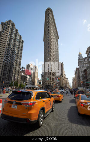 gelben Taxis und das Flatiron ursprünglich die vollere Gebäude Manhattan New York City USA Stockfoto