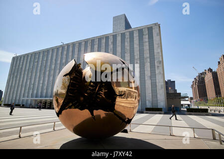 Kugel in eine Kugel-Skulptur vor dem Generalversammlung Gebäude der Sitz der Vereinten Nationen, New York City USA bauen Stockfoto