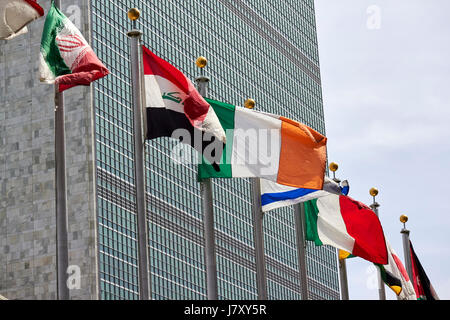 Nationalflaggen einschließlich Irland bei den Vereinten Nationen, New York City USA bauen Stockfoto