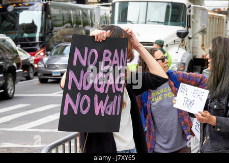 Frau anti-Trump Demonstranten außerhalb von Trump Tower Manhattan New York City USA Stockfoto