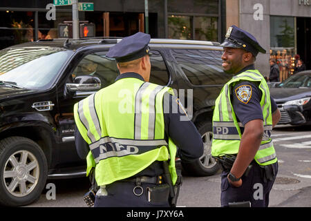 NYPD schützende Sicherheit Detail außerhalb von Trump Tower Manhattan New York City USA Stockfoto