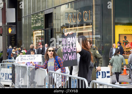 Frau anti-Trump Demonstranten außerhalb von Trump Tower Manhattan New York City USA Stockfoto