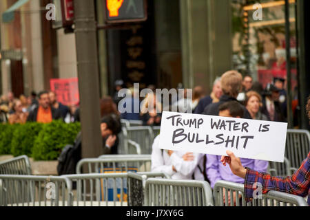 Frau anti-Trump Demonstranten außerhalb von Trump Tower Manhattan New York City USA Stockfoto