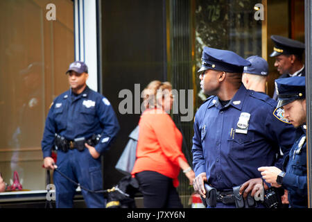 NYPD schützende Sicherheit Detail vor Eingang Trump Tower Manhattan New York City USA Stockfoto